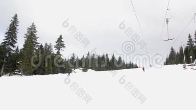 <strong>滑雪</strong>者在山上使用<strong>滑雪</strong>升降机锚。 <strong>人们</strong>在雪覆盖的景观上缓慢地上坡移动。 冬季运动